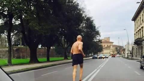 Marian, l’ingegnere che corre a torso nudo