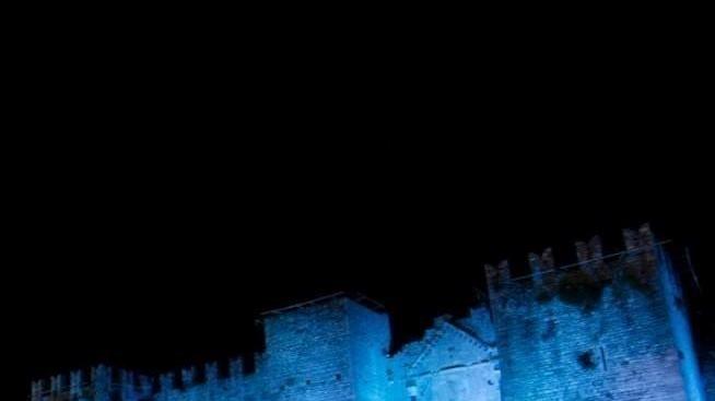 Il Castello dell'Imperatore illuminato di blu