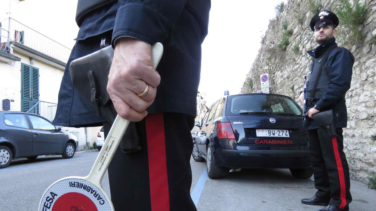 Sorpresi di notte con la droga, tentano di darsi alla fuga