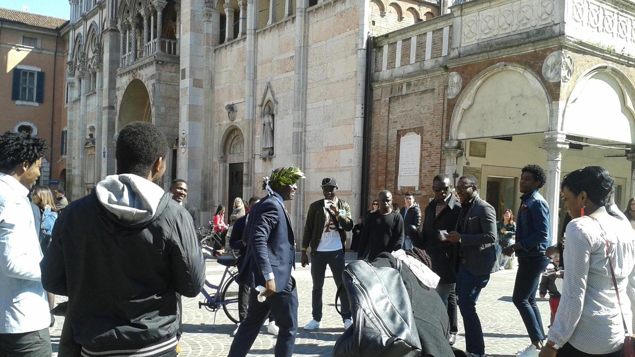 Il neolaureato al centro delle danze
