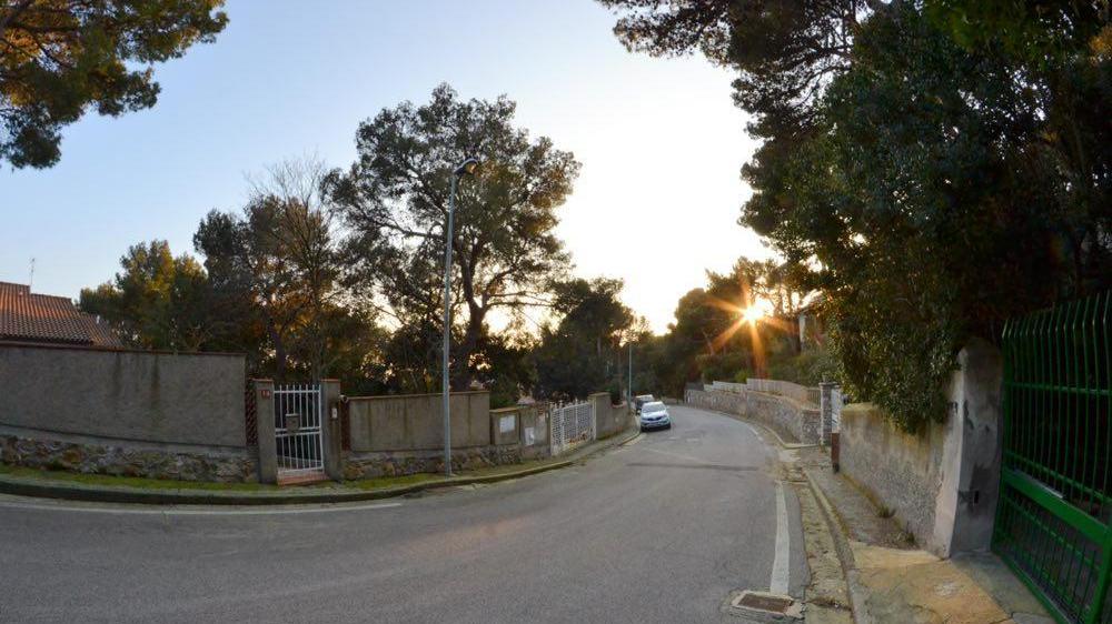 Ladri in villa, nella fuga travolgono un ciclista
