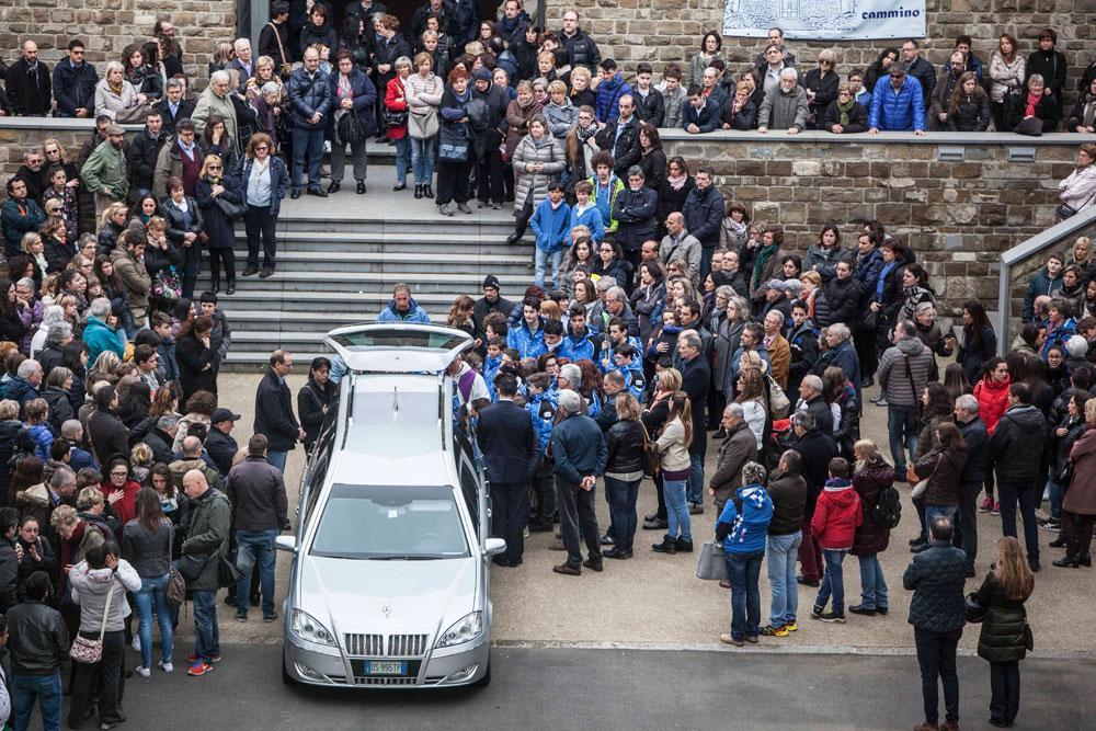 L'ultimo saluto al quattordicenne morto dopo la caduta in pista: "Prendete esempio dalla sua grande passione" 