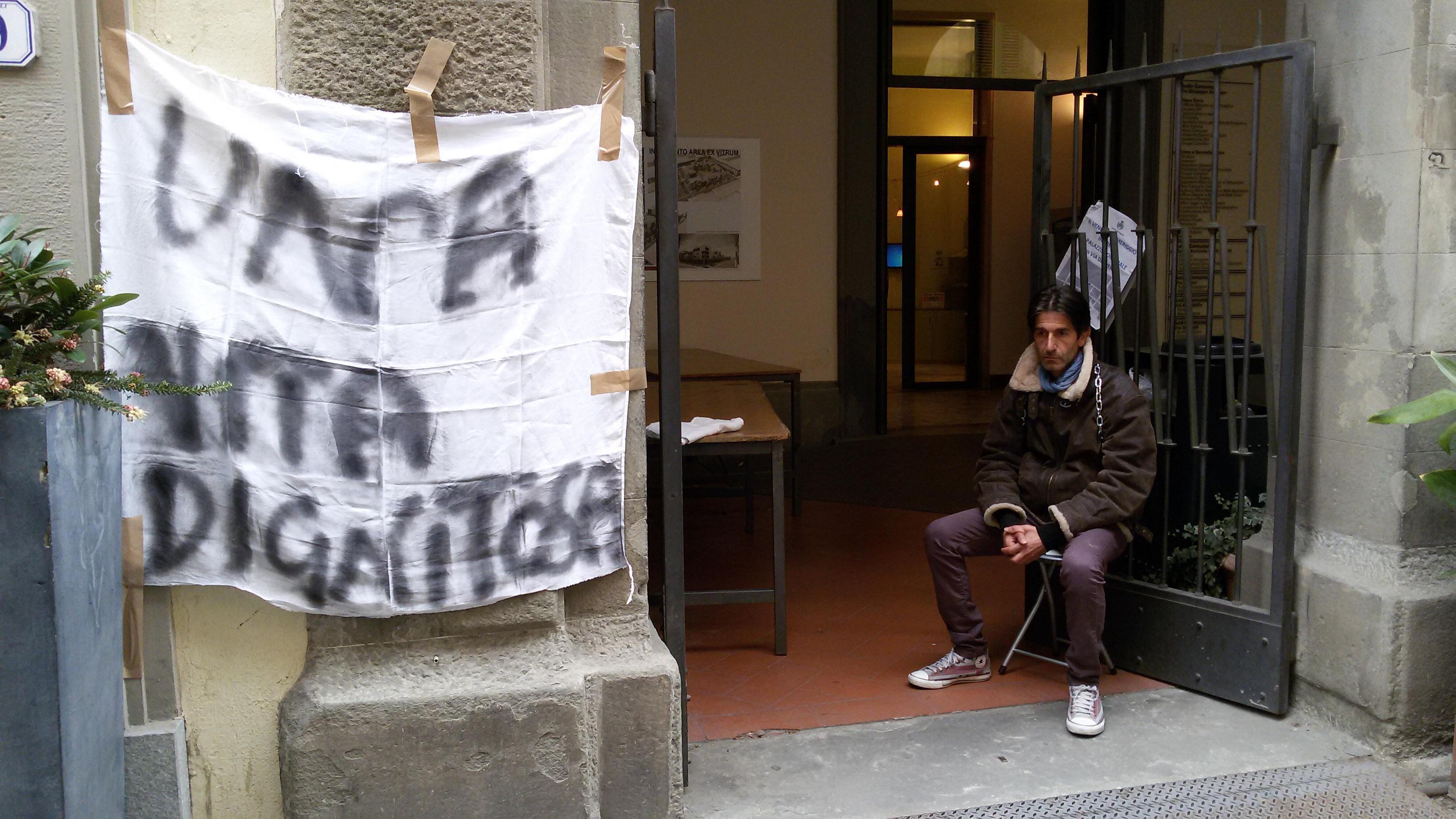 GIulio Viglietti che protesta ai cancelli del Comune