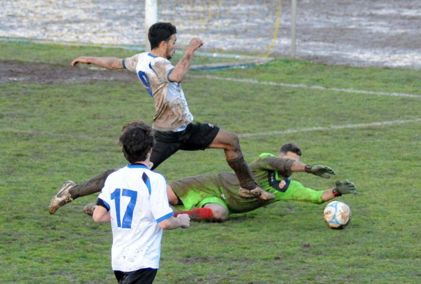 Arcamone, qui anticipato dal portiere, ha segnato un gol fondamentale (foto Paolo Barlettani)