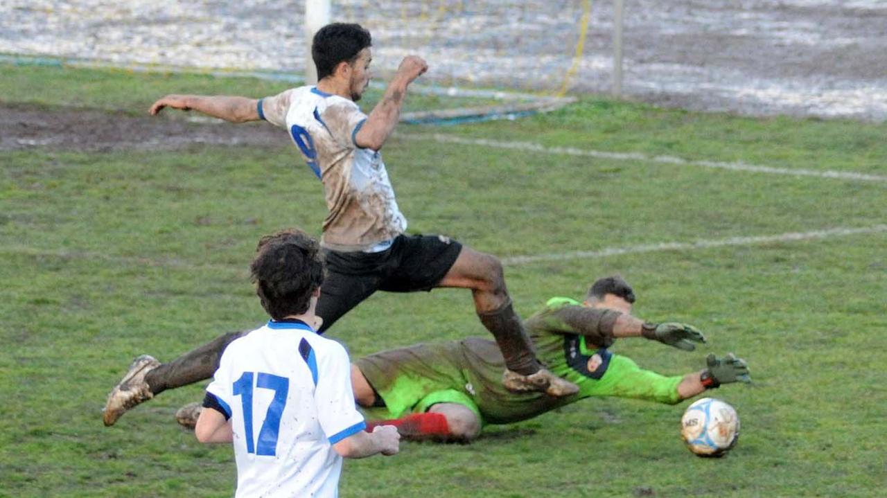Arcamone, qui anticipato dal portiere, ha segnato un gol fondamentale (foto Paolo Barlettani)