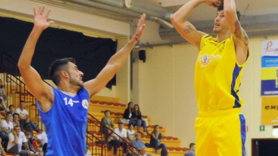 Un canestro di Franceschini, autore di 16 punti nella sfida con l'Oleggio