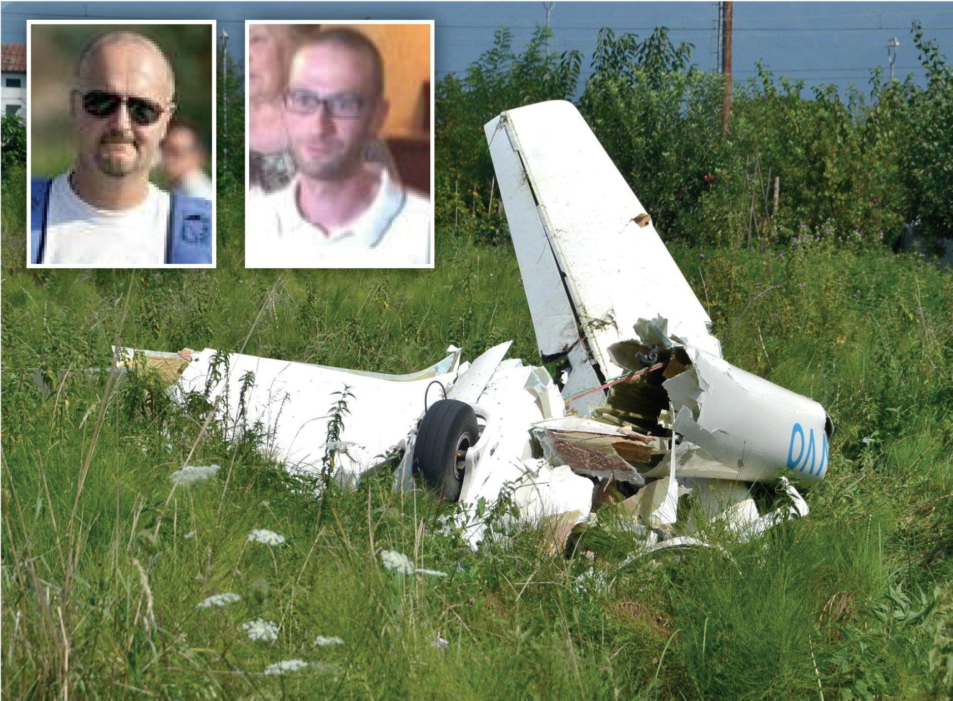 L'aliante distrutto e i due piloti morti nell'incidente 