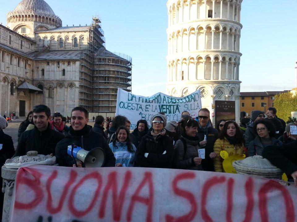 Manifestazione di precari sotto la Torre pendente (foto d'archivio)