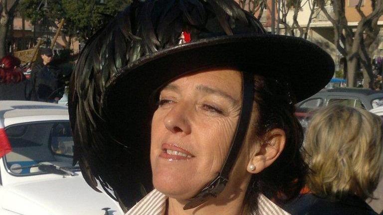 Gisella mentre scherza esibendo un cappello da bersagliere