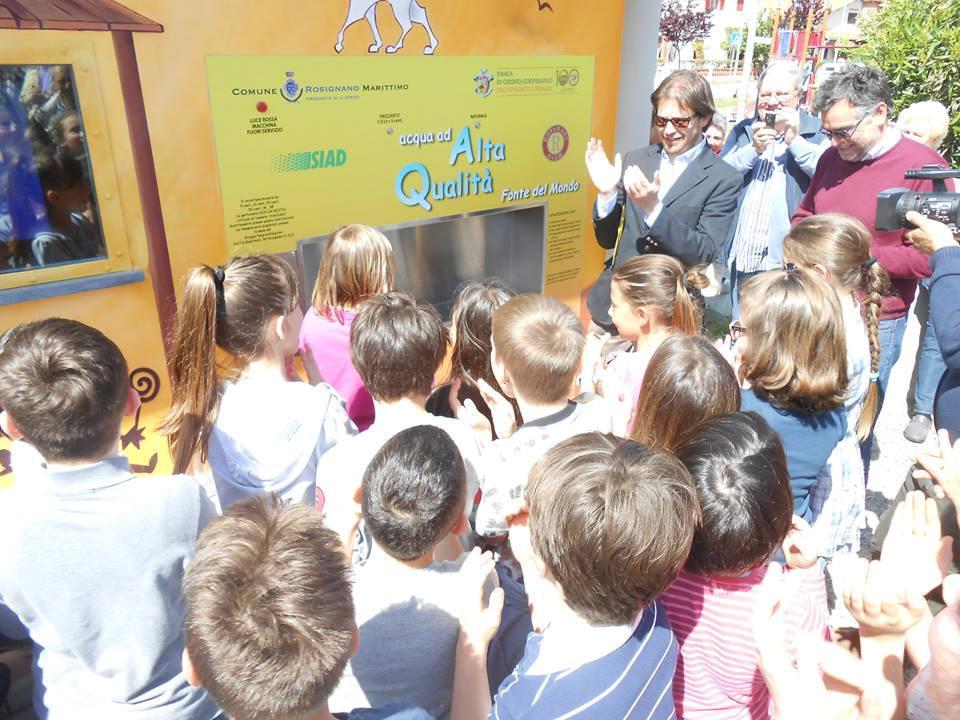 Bambini a una fontanella d'acqua
