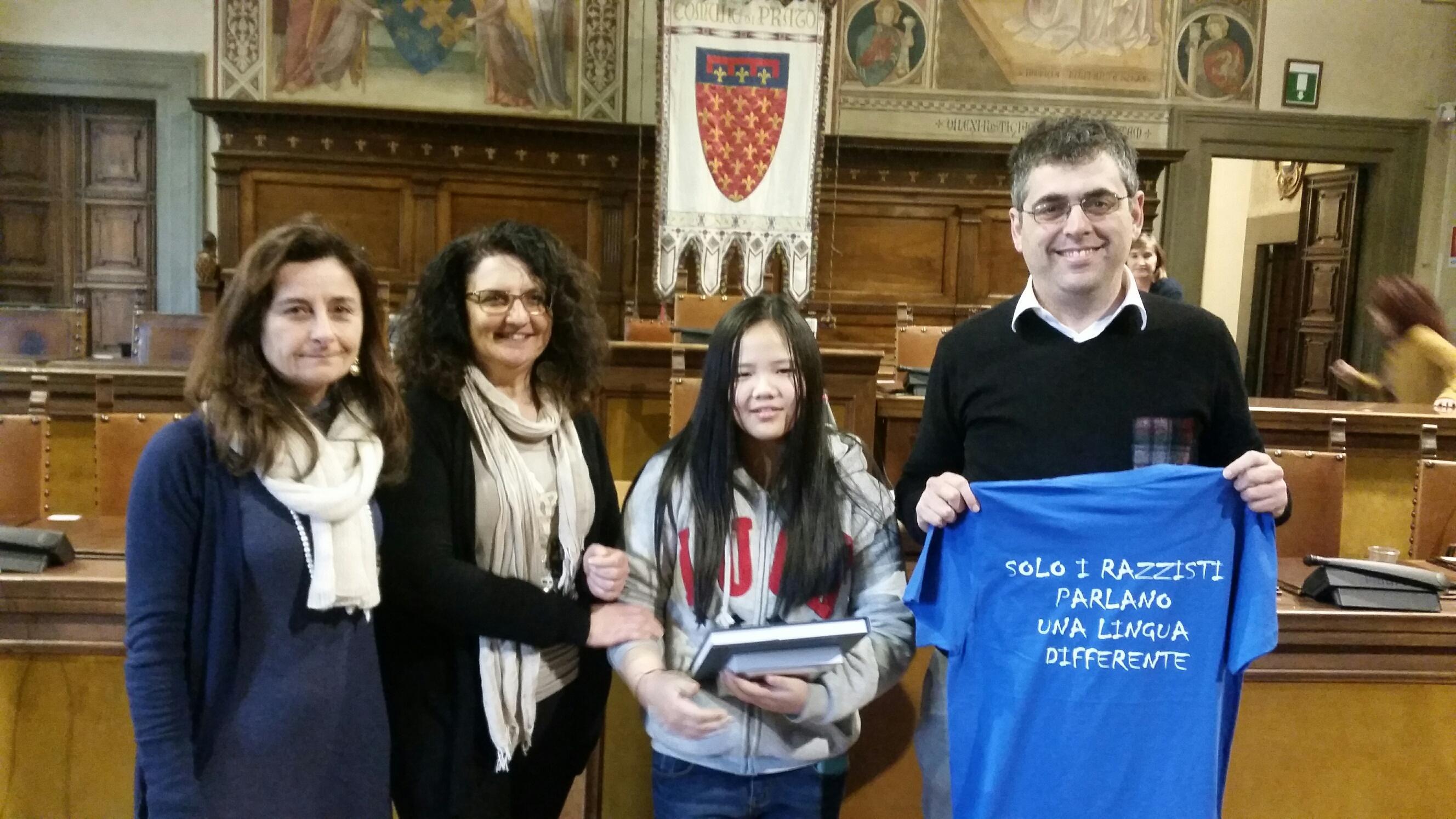 La presidente Ilaria Santi, l'assessore Mariagrazia Ciambellotti, la studentessa Zhou Liang Yan e il vicesindaco Simone Faggi
