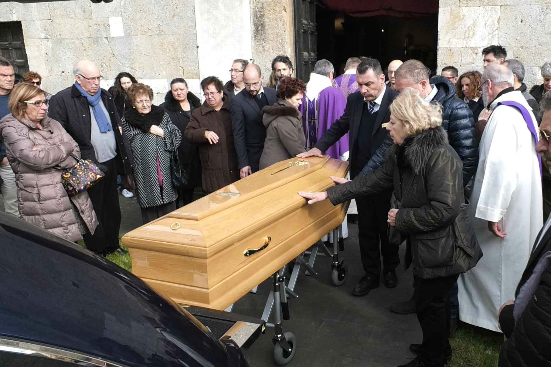 Un momento dei funerali a Rigoli