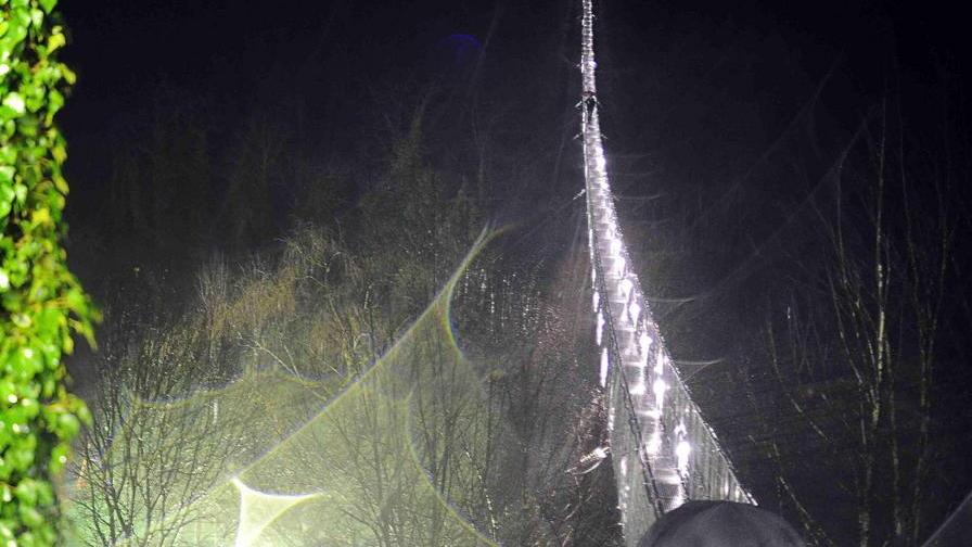Un'immagine notturna del Ponte Sospeso