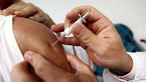 Una vaccinazione (foto archivio)