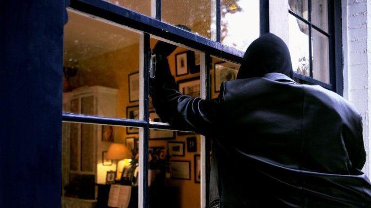 In una foto di repertorio un ladro in azione
