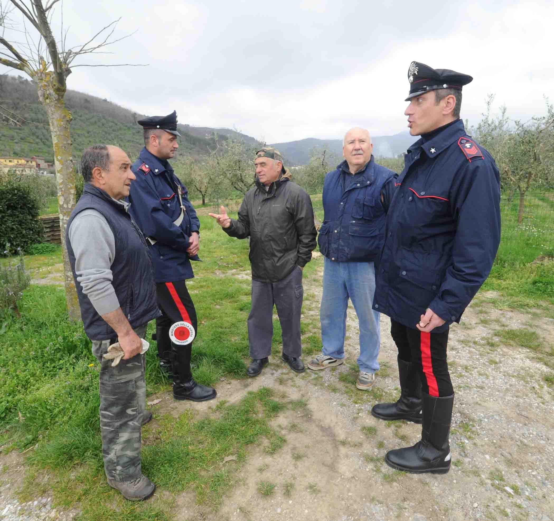Le "sentinelle" di Candeglia al fianco dei carabinieri per la prevenzione dei furti (foto Gori)