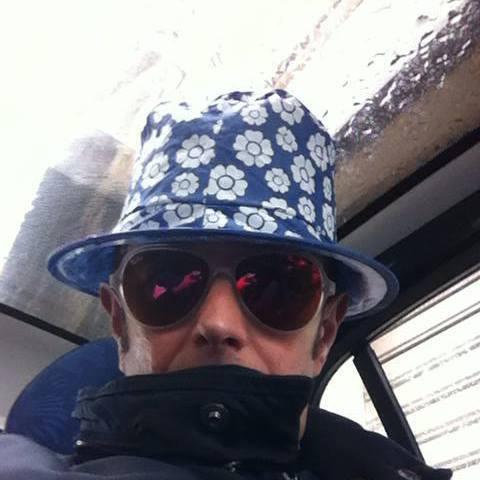 Gian Piero Costoloni con il cappellino fiorito che spopola a Manciano