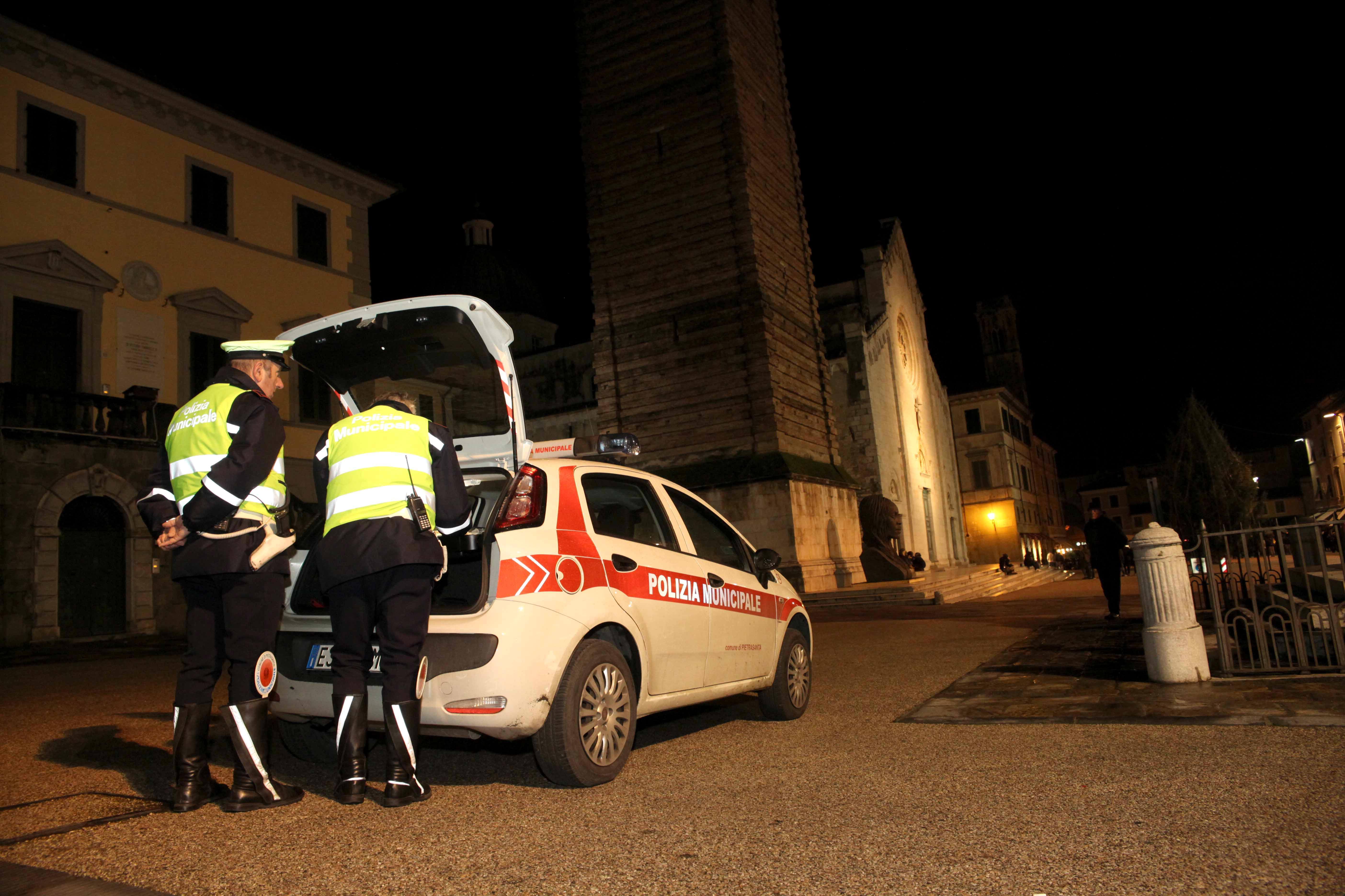 Una pattuglia di vigili urbani in piazza Duomo a Pietrasanta