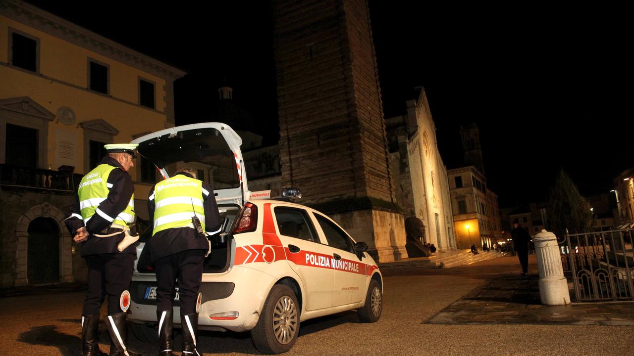 Una pattuglia di vigili urbani in piazza Duomo a Pietrasanta