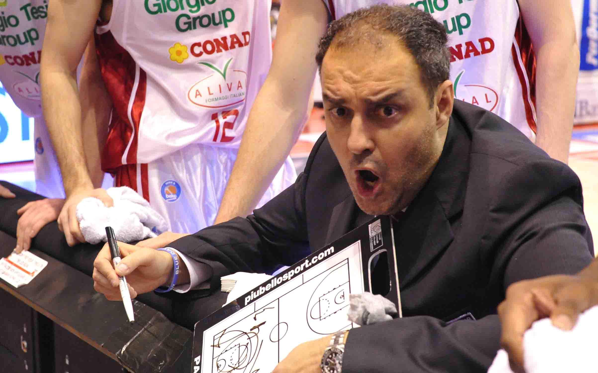 La grinta di coach Paolo Moretti (foto Gori)