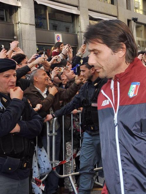 Per Conte gli applausi dei tifosi. Gelo con la Juve 