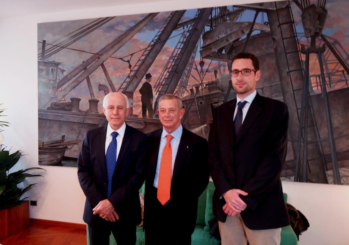 Da sinistra: Enzo Raugei (Compagnia Portuale), Piero Neri (Neri Group), Gian Alberto Cerruti (Gip) davanti al dipinto di Alberto Fremura nella sede del gruppo Neri: raffigura Tito Neri nel '57 a bordo del Pelayo, il mercantile inglese al centro di un recupero impossibile