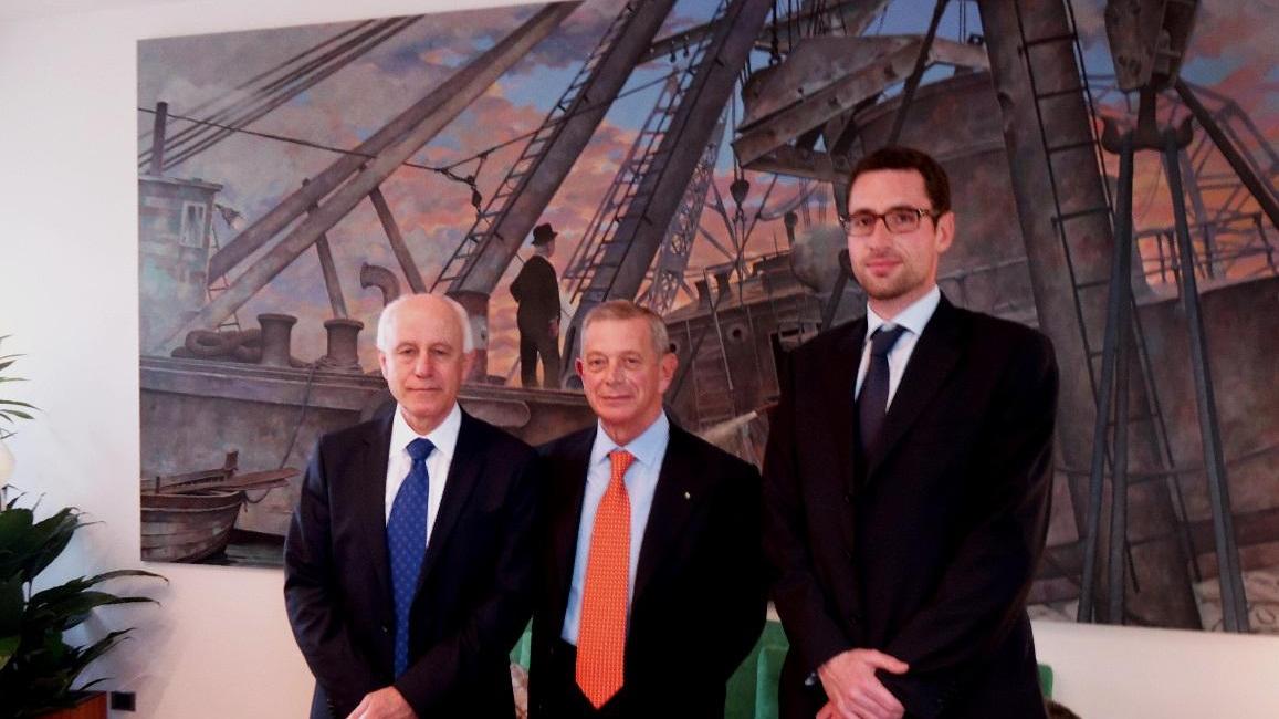 Da sinistra: Enzo Raugei (Compagnia Portuale), Piero Neri (Neri Group), Gian Alberto Cerruti (Gip) davanti al dipinto di Alberto Fremura nella sede del gruppo Neri: raffigura Tito Neri nel '57 a bordo del Pelayo, il mercantile inglese al centro di un recupero impossibile