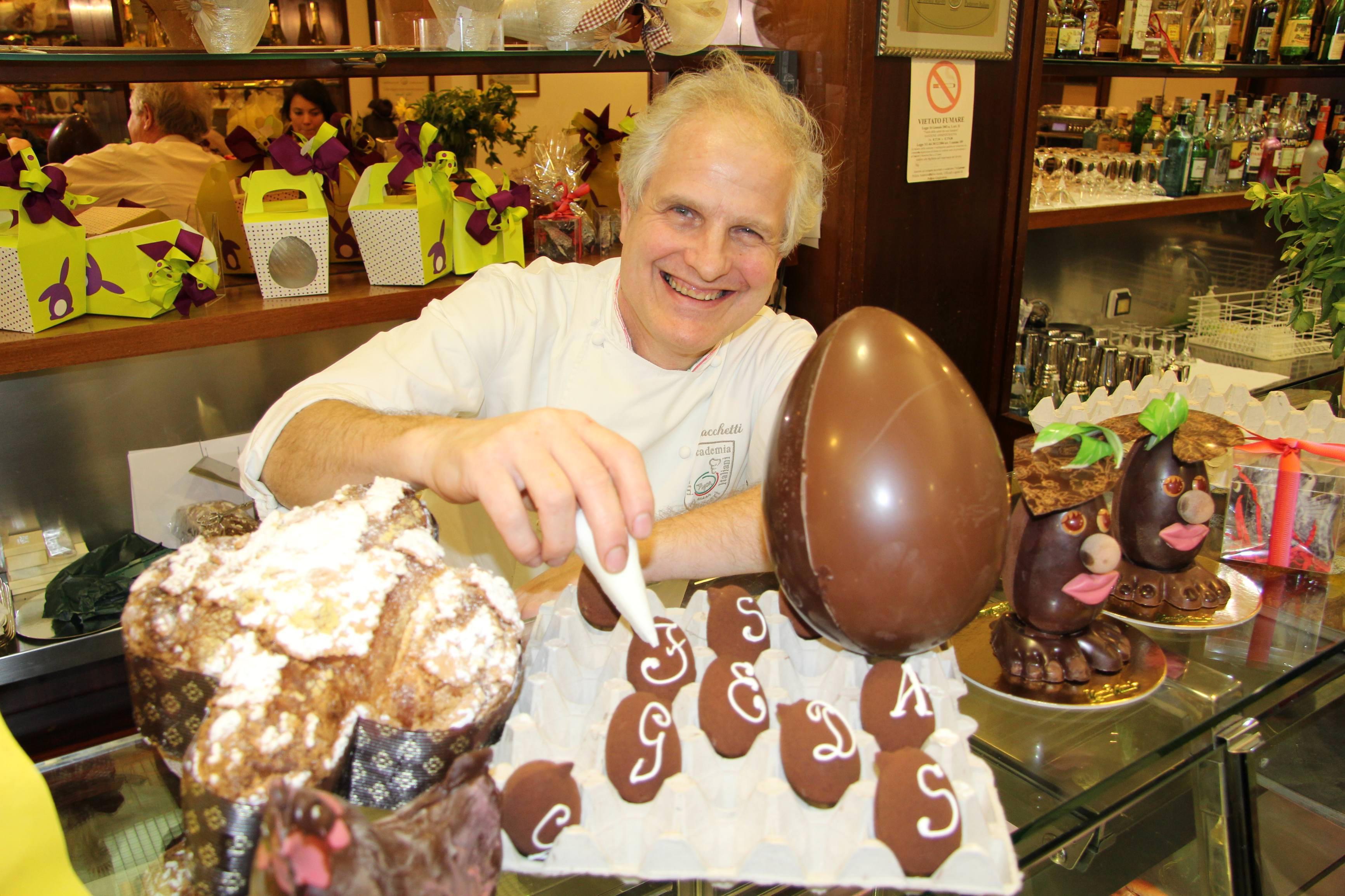 Il pasticcere sacchetti con i dolci pasquali