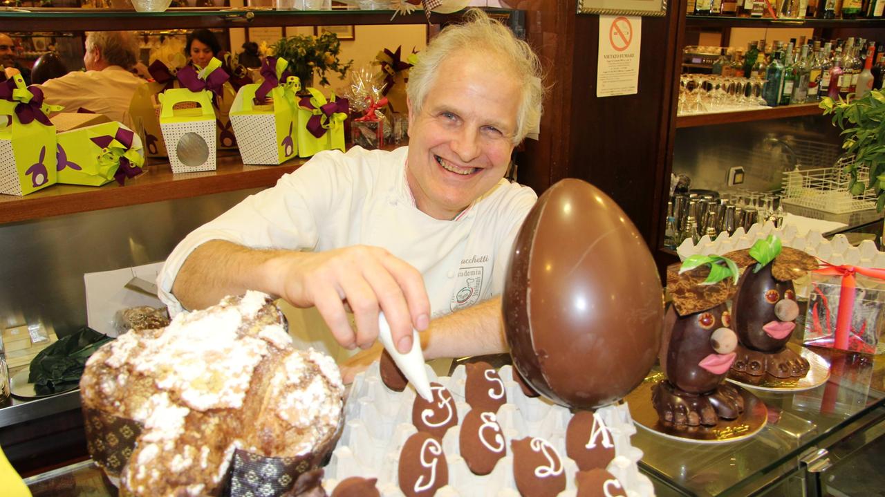 Il pasticcere sacchetti con i dolci pasquali