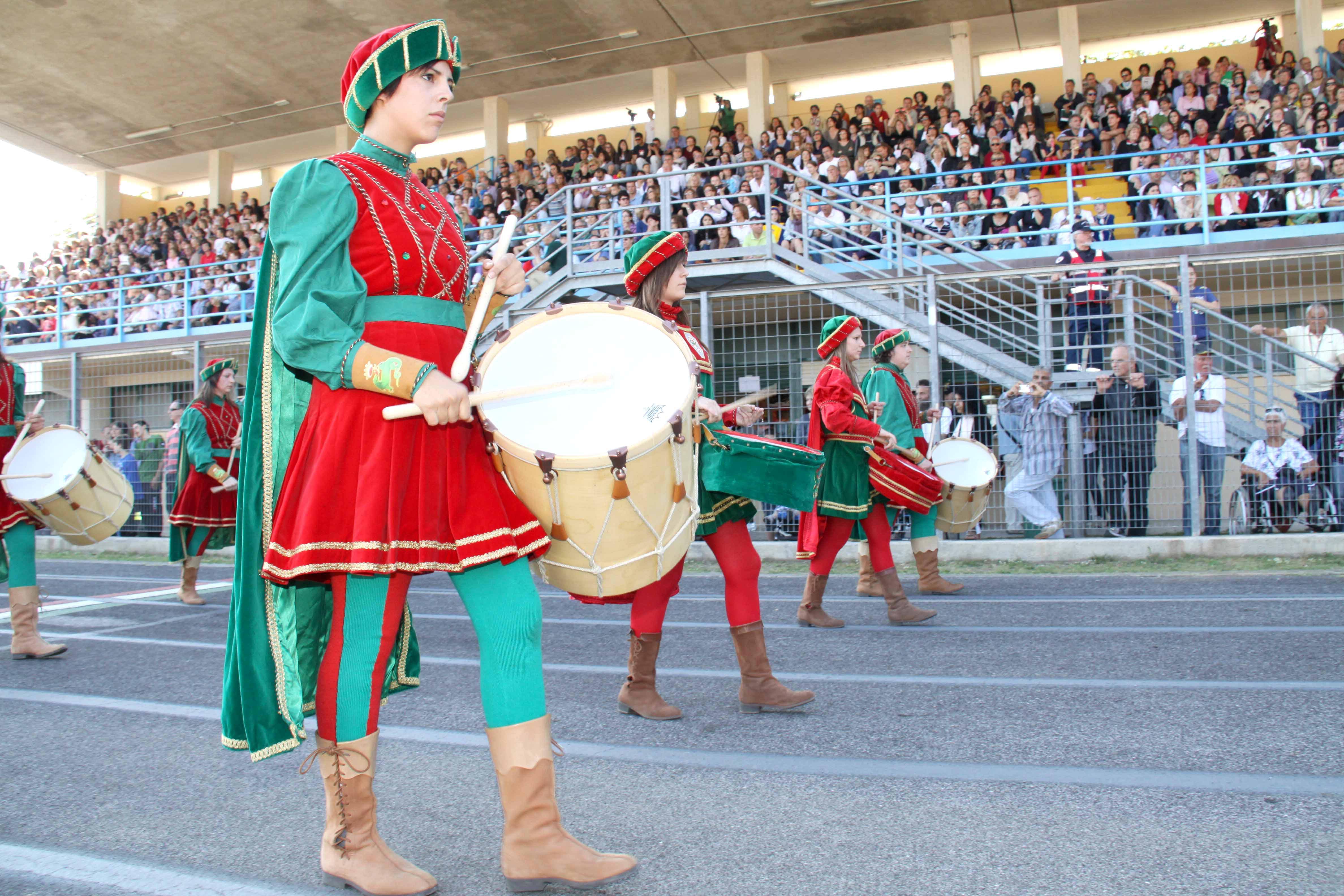 Il corteo dei musici della Lucertola al Palio, ne faceva parte anche Valentina Buselli