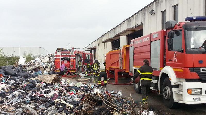 Incendio in via Vannucchi, vigili del fuoco al lavoro tutta la notte