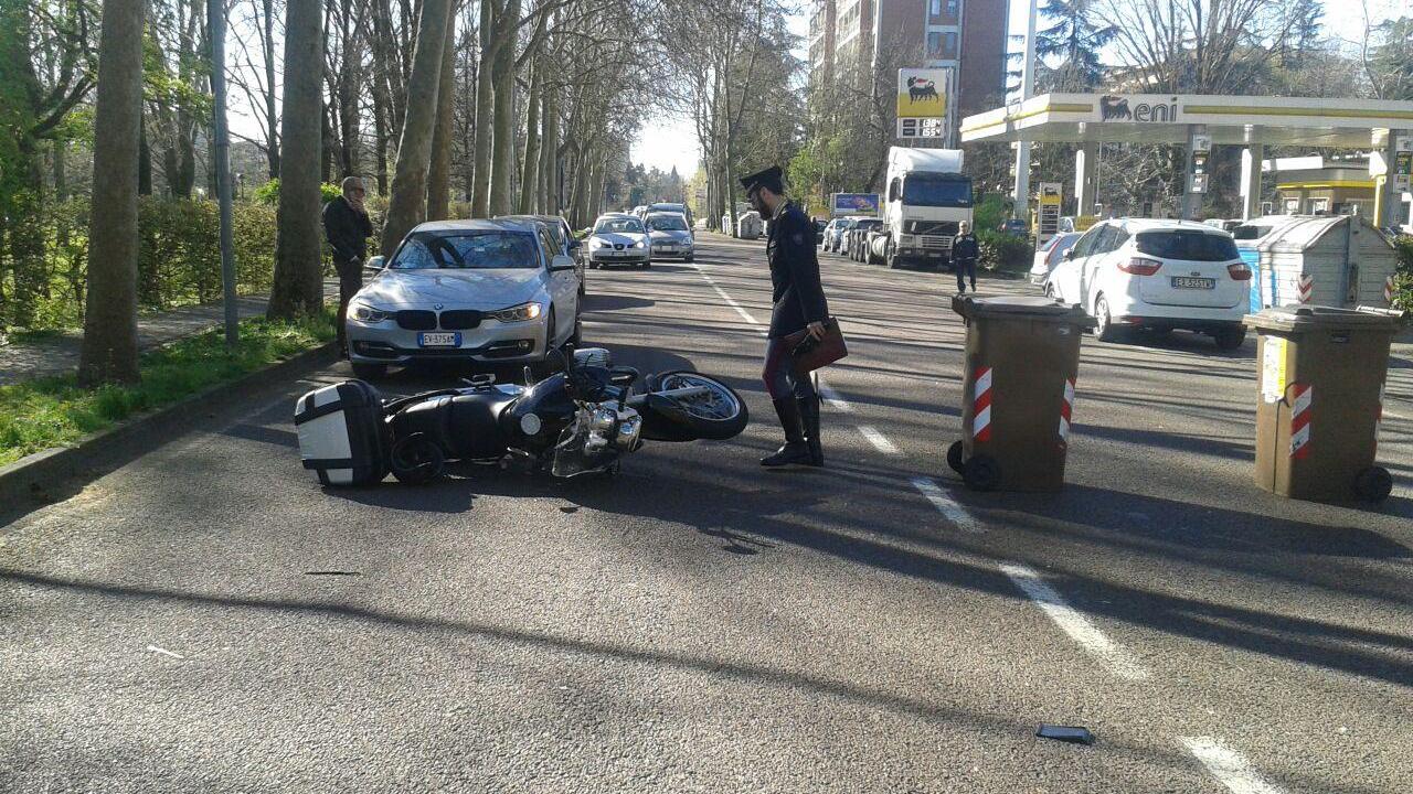 Si scontra con un'auto, muore motociclista