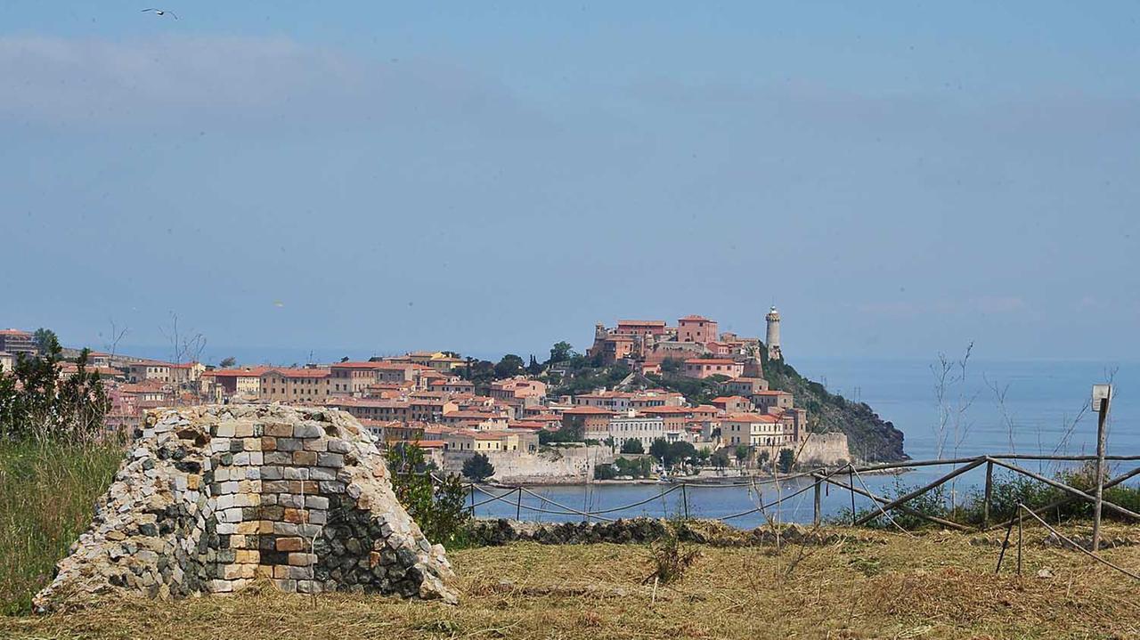 Uno scorcio dalla Villa romana delle Grotte sulla rada di Portoferraio (foto Di Stefano)