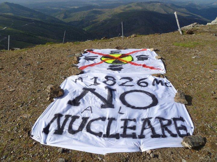Uno striscione sul Bruncuspina contro il deposito di scorie nucleari in Sardegna