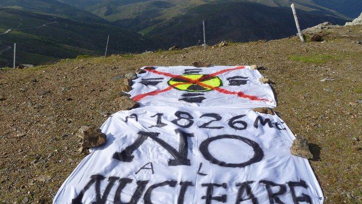 Uno striscione sul Bruncuspina contro il deposito di scorie nucleari in Sardegna