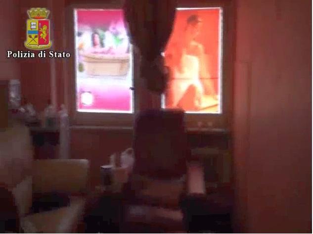 Prostitute nel centro massaggi, blitz in zona stazione