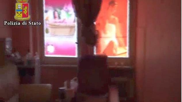 Prostitute nel centro massaggi, blitz in zona stazione