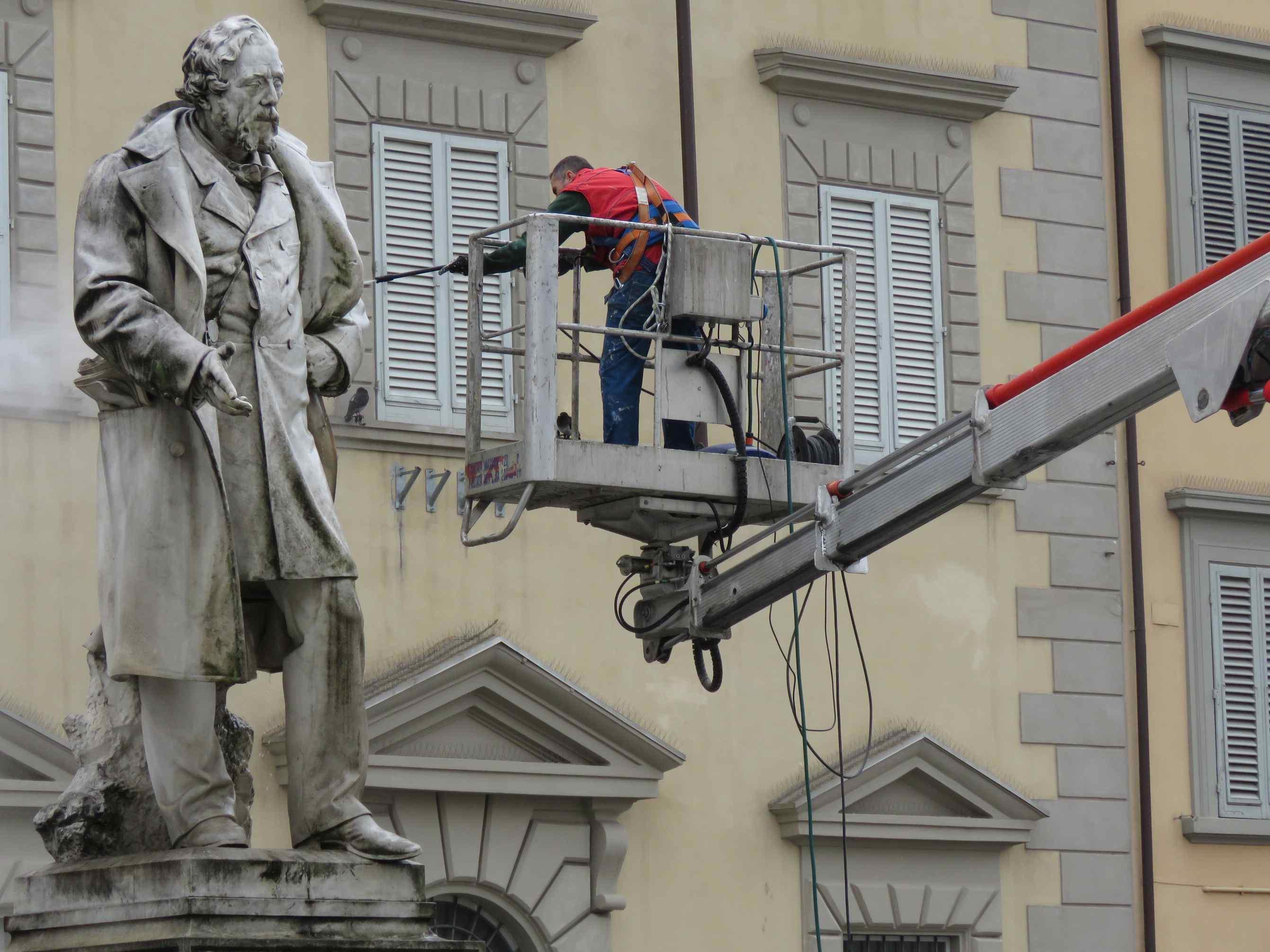 La statua di Mazzoni in piazza del Duomo (foto Batavia)