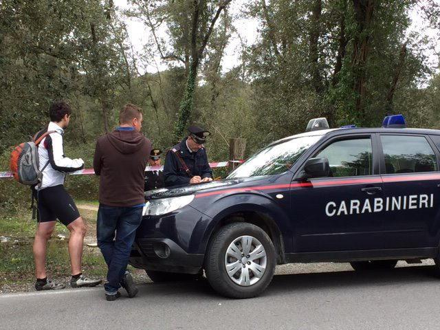 I turisti tedeschi che hanno notato il cadavere vengono ascoltati dai carabinieri