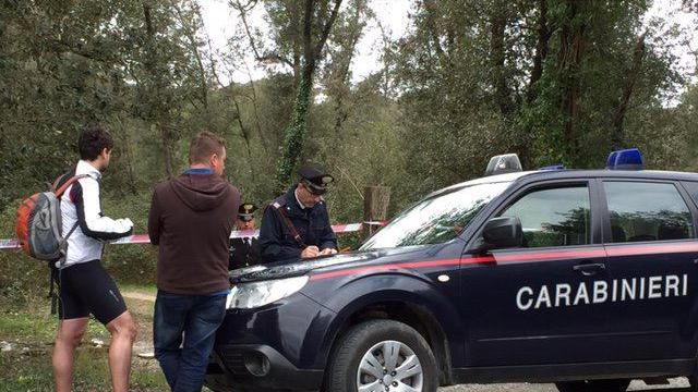 I turisti tedeschi che hanno notato il cadavere vengono ascoltati dai carabinieri