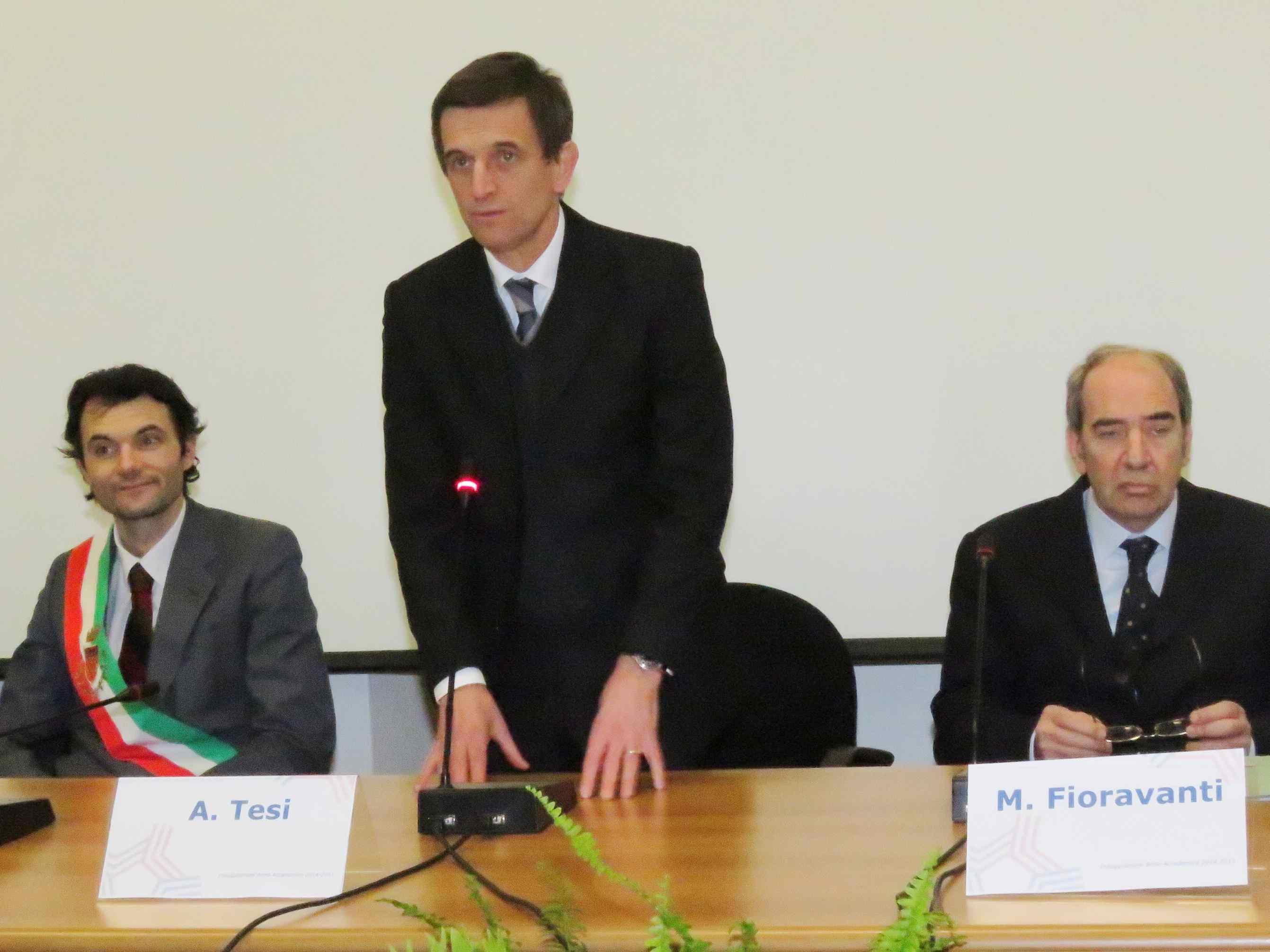 Da sinistra il sindaco Biffoni, il presidente del Pin Fioravanti e il magnifico rettore Alberto Tesi