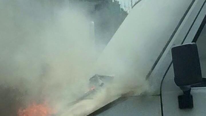 Il furgone in fiamme sulla tangenziale