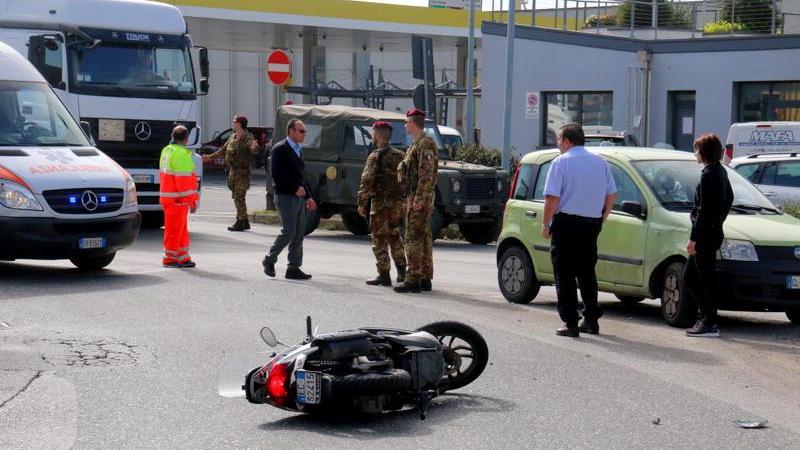 Lo scooter a terra subito dopo l'incidente