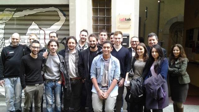 Gli ex lavoratori dell'Eurotintoria insieme ai volontari di Left lab