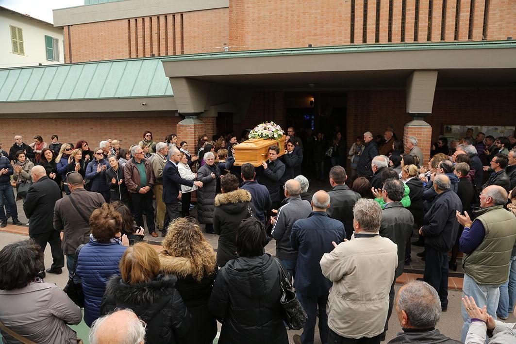 Il feretro di Marta Corti lascia la chiesa (foto agenzia Carlo Sestini)