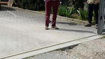 I coniugi e la buca davanti alla loro casa (foto Silvi)