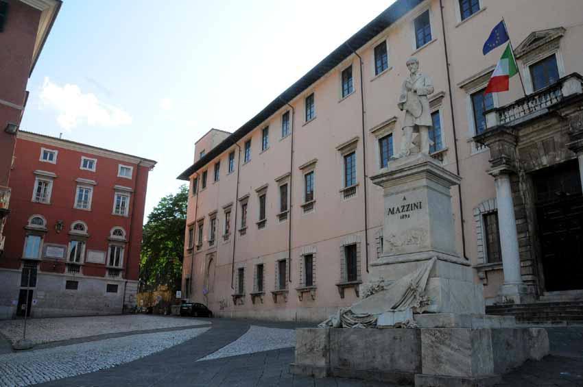 Uno scorcio di piazza Accademia