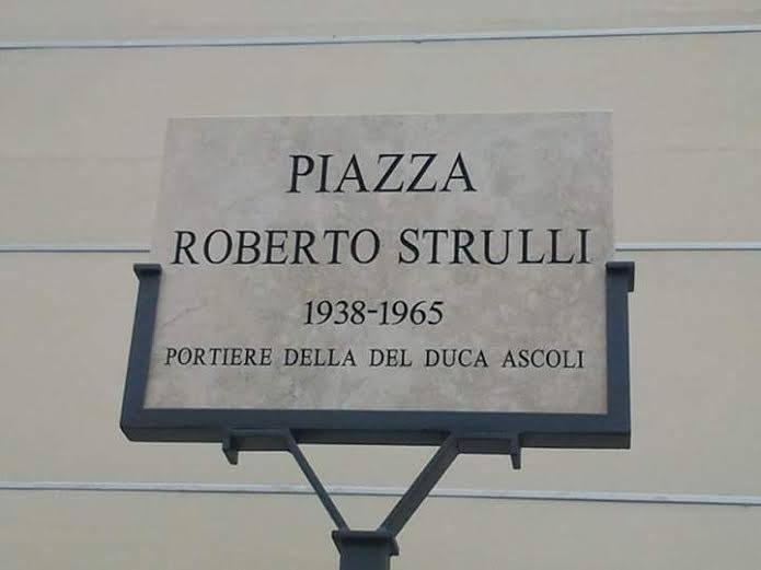 La targa della piazza dedicata al portiere monsummanese