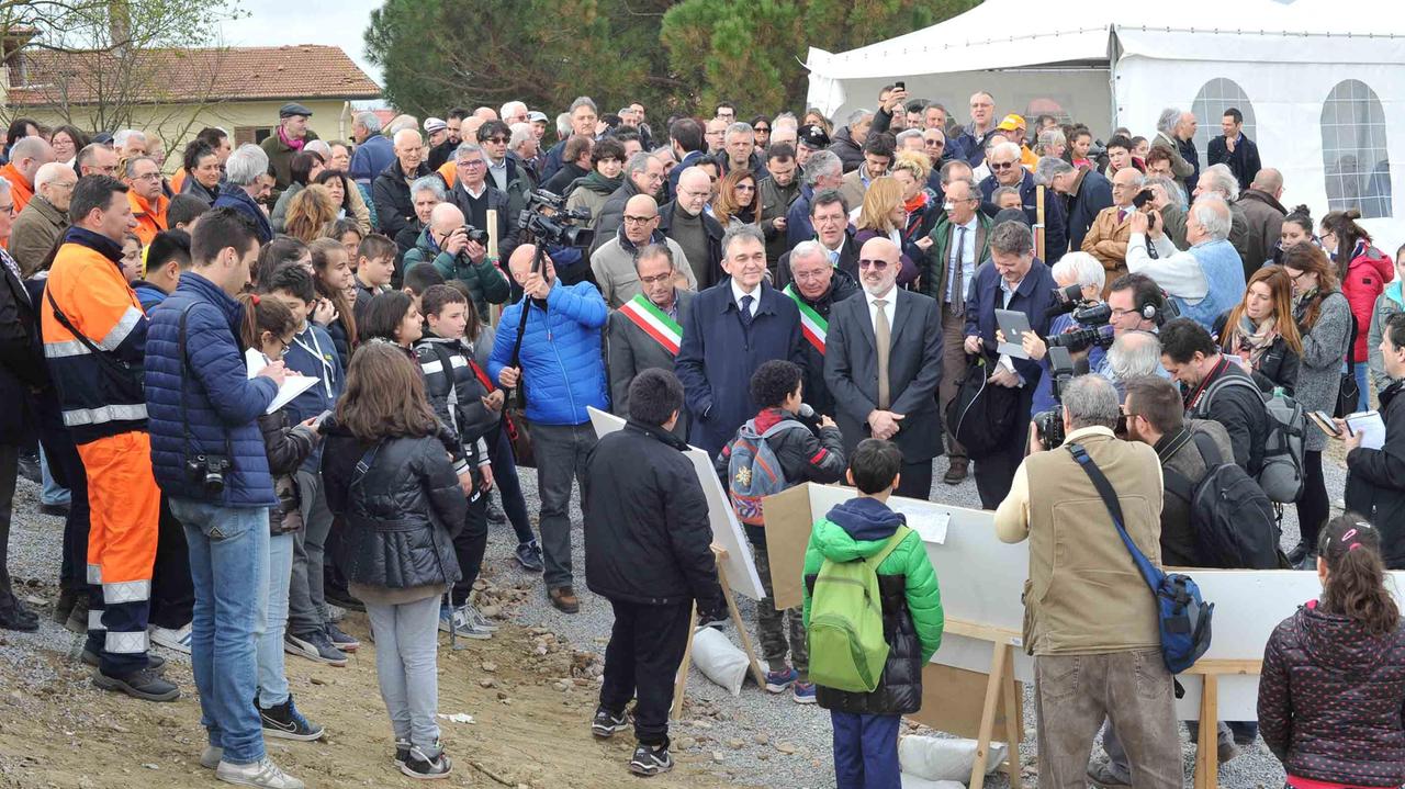 Enrico Rossi a Quarrata per l'inaugurazione della cassa d'espansione (foto Gori)