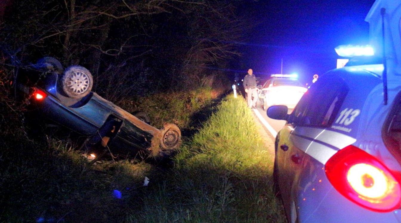 L'utilitaria capottata nel fossato a lato della provinciale per Collesalvetti (Marzi Pentafoto)